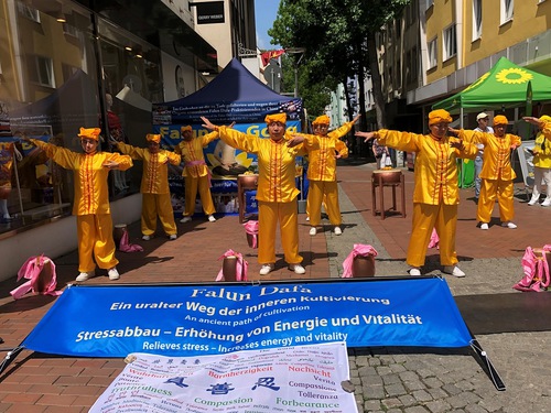 Image for article Alemanha: Praticantes no Festival Cultural em Dortmund são elogiados por conscientizar sobre a perseguição ao Falun Dafa na China