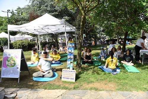 Image for article Istambul, Turquia: As pessoas aprendem os exercícios do Falun Dafa no Festival do Meio Ambiente de Istambul