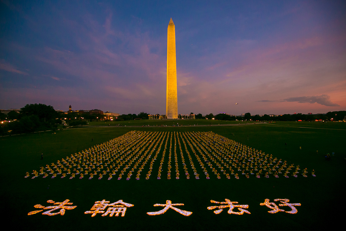 Image for article Washington D.C.: Praticantes do Falun Dafa realizam vigília à luz de velas para lamentar as vítimas da perseguição na China