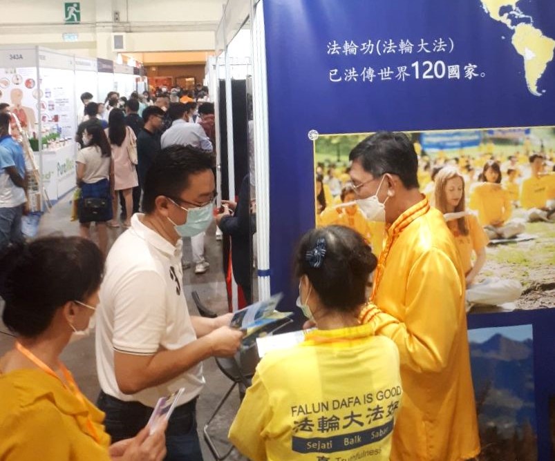 Image for article ​Kuala Lumpur, Malásia: moradores locais ouvem sobre o Falun Dafa em uma exposição de saúde
