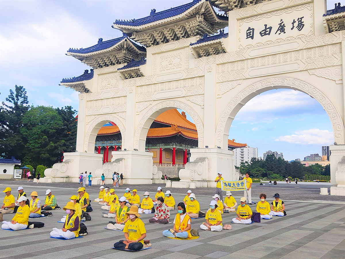 Image for article ​Taipé, Taiwan: Os praticantes compartilham os benefícios do Falun Dafa durante os eventos na Praça da Liberdade