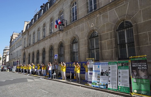 Image for article ​França: Público condena décadas de perseguição ao Falun Gong durante eventos em 10 cidades