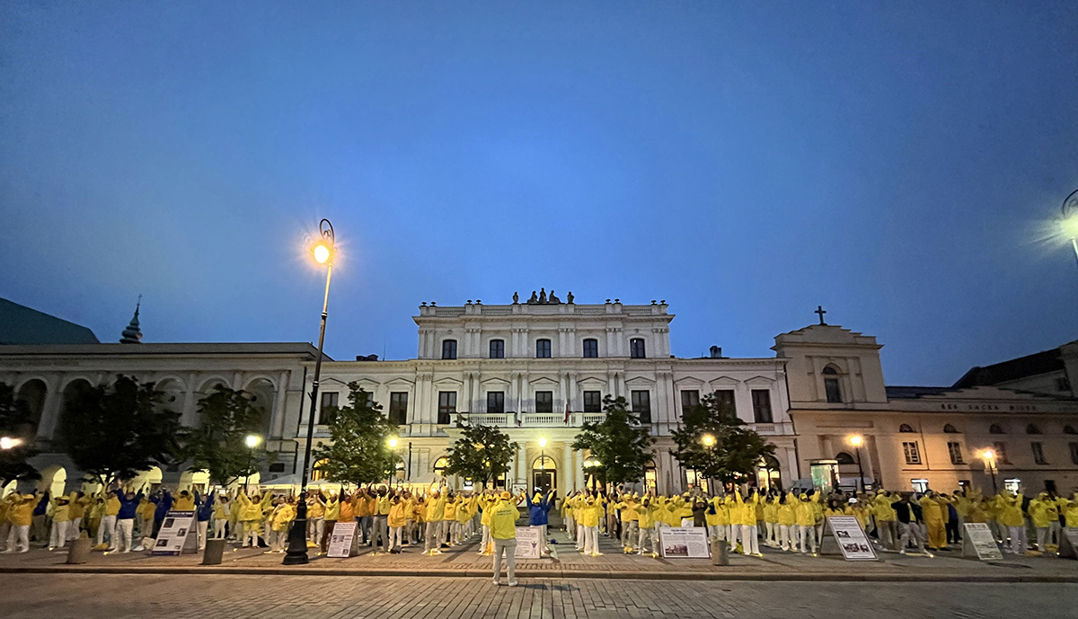 Image for article Polônia: Pessoas realizam vigílias à luz de velas para condenar a perseguição contínua do regime chinês ao Falun Dafa