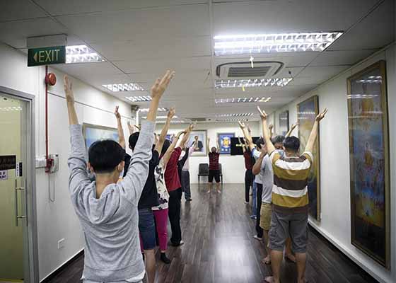 Image for article Singapura: Novos praticantes se sentem inspirados depois de participar do seminário de nove dias das palestras do Falun Dafa