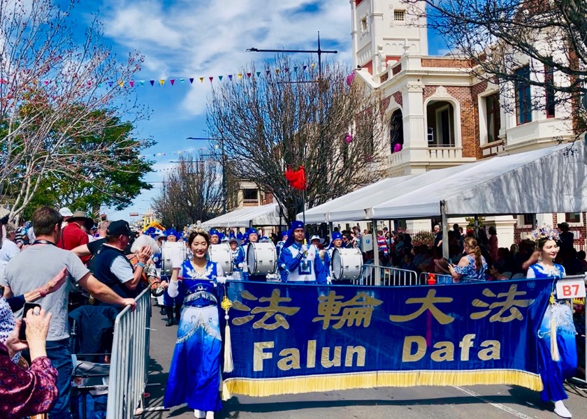 Image for article Toowoomba, Austrália: Grupo Falun Dafa ganha o primeiro prêmio no Desfile de Carnaval das Flores
