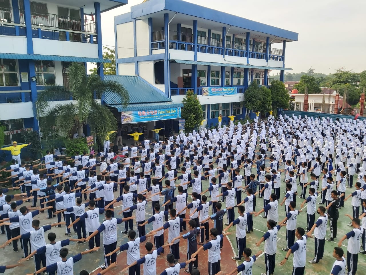 Image for article Indonésia: Apresentando o Falun Dafa para alunos e funcionários do ensino médio