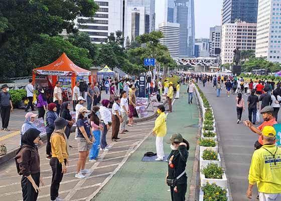 Image for article Jacarta, Indonésia: Apresentando o Falun Dafa no Dia Sem Carro