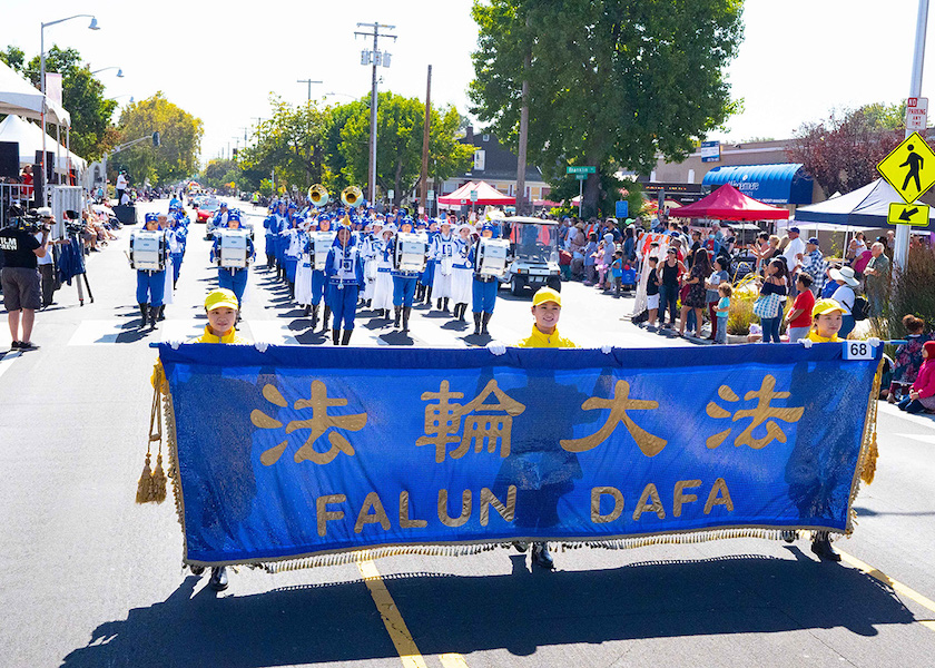 Image for article Santa Clara, Califórnia: Grupo Falun Dafa apresenta performance “majestosa e poderosa” no desfile do Vale do Silício
