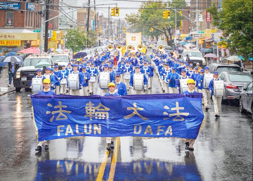 Image for article Nova York: Grande desfile em meio à chuva aumenta a conscientização sobre a perseguição contínua na China