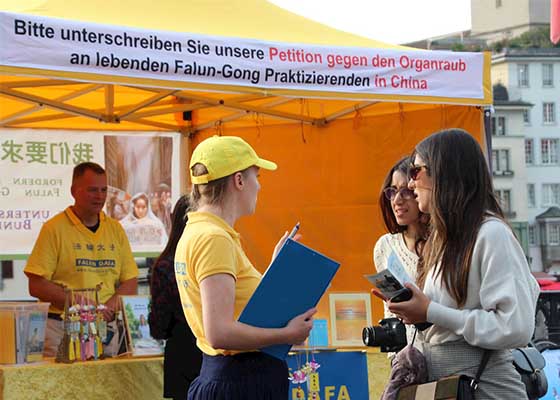 Image for article Zurique, Suíça: moradores condenam a perseguição ao Falun Dafa na China
