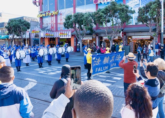 Image for article Califórnia: Desfile do Dia dos Veteranos de São Francisco dá as boas-vindas aos praticantes do Falun Dafa