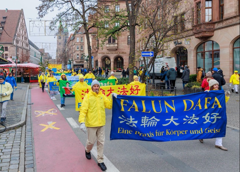 Image for article Nuremberg, Alemanha: pessoas expressam apoio ao Falun Dafa na Desfile do Dia dos Direitos Humanos