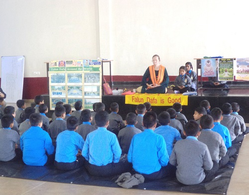 Image for article “Falun Dafa é bom” ecoa na base do Himalaia
