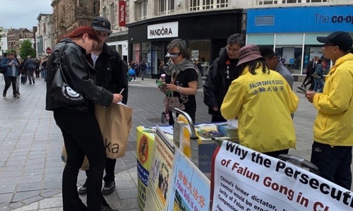 Image for article Liverpool, Grã-Bretanha: Aumentando a conscientização sobre o Falun Dafa nas comemorações do Ano Novo Chinês