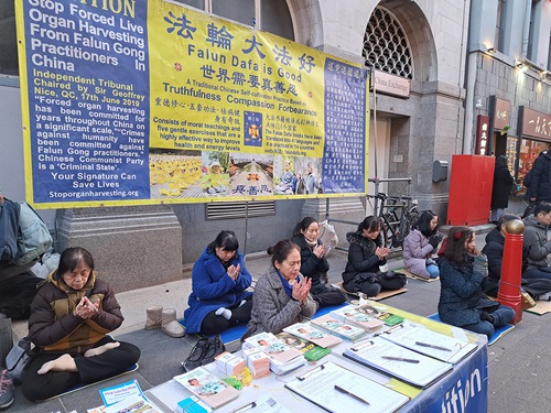 Image for article Londres, Reino Unido: Praticantes aumentam a conscientização sobre a perseguição no Ano Novo Chinês