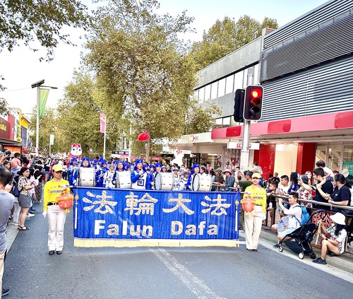 Image for article Willoughby, Austrália: Banda Marcial Tian Guo brilha no desfile do Ano Novo Lunar
