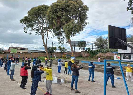 Image for article ​Equador: Praticantes apresentam o Falun Dafa a residentes locais em várias partes do país