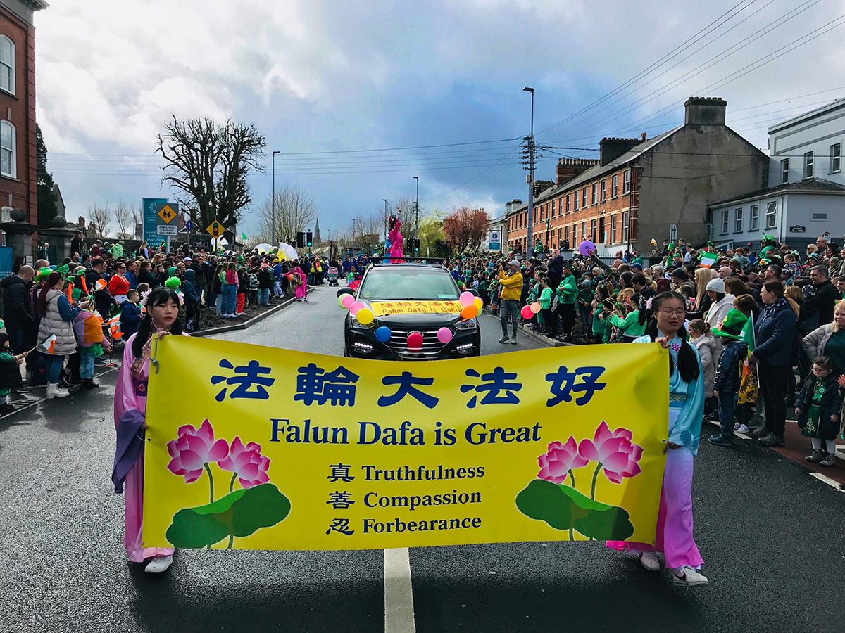 Image for article Irlanda: Falun Dafa nos Desfiles do Dia de São Patrício em Cork e Limerick