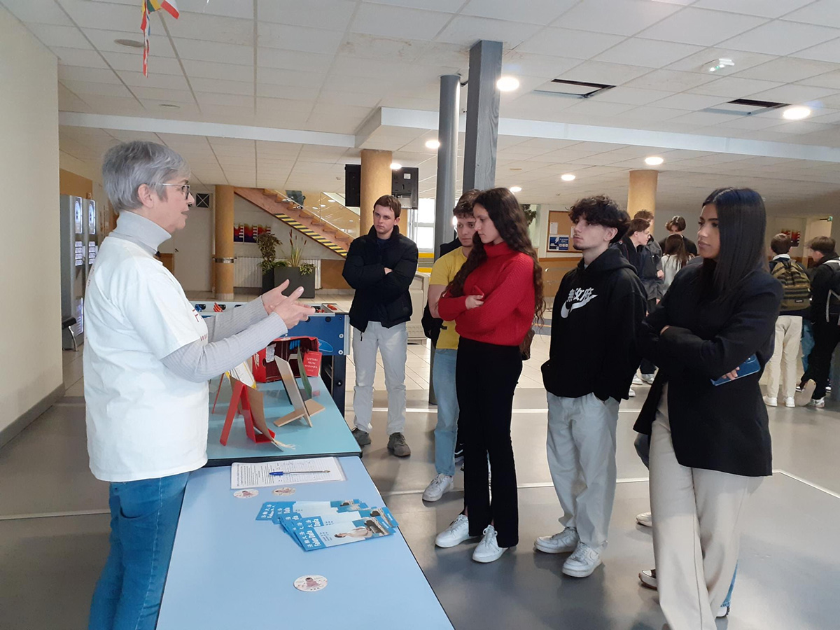 Image for article França: Apresentação do Falun Dafa para alunos e professores do ensino médio