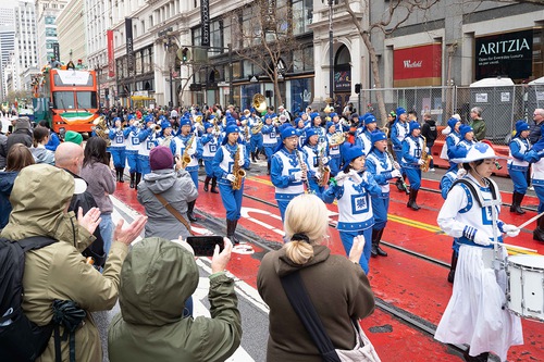 Image for article Califórnia: Banda Marcial Tian Guo é uma das favoritas no desfile do Dia de São Patrício em São Francisco