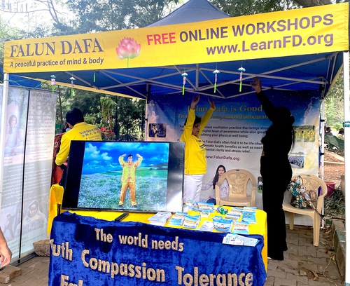 Image for article Índia: Praticantes apresentam o Falun Dafa na Mostra Bianual de Flores de Bangalore