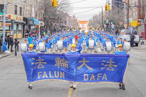 Image for article Nova York: Espectadores chineses elogiam o Falun Dafa durante o grande desfile