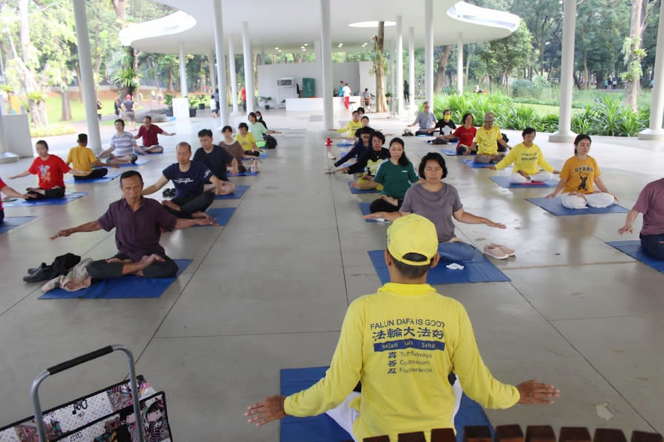 Image for article Indonésia: Residentes aprendem sobre o Falun Dafa e a perseguição na China