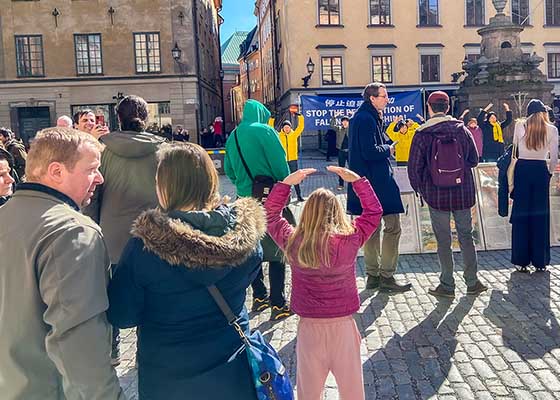 Image for article Suécia: Turistas elogiam o poder da compaixão e incentivam os esforços dos praticantes para acabar com a perseguição