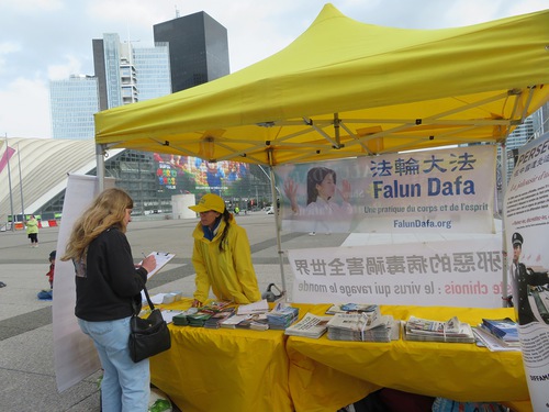Image for article ​França: Apoio público ao Falun Dafa durante evento para expor as atrocidades do PCC
