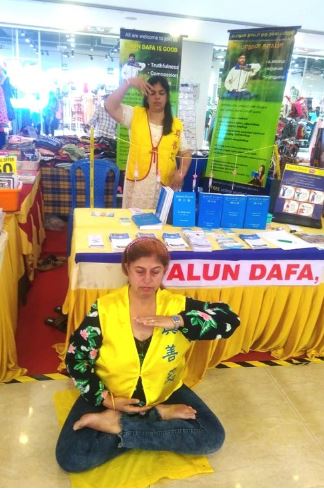 Image for article Chennai, Índia: as pessoas aprendem sobre o Falun Dafa durante evento de fim de semana