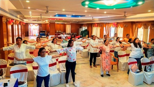 Image for article Índia: Praticantes são convidadas a apresentar o Falun Gong a um grupo de mulheres da elite
