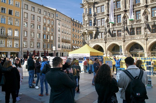 Image for article Munique, Alemanha: Praticantes realizam atividades para apresentar o Falun Dafa e expor as décadas de perseguição do regime comunista chinês