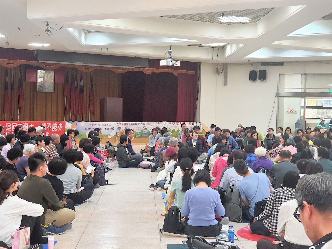 Image for article ​Praticantes do Falun Gong em Taipé realizam um estudo em grupo e uma sessão de compartilhamento de experiências