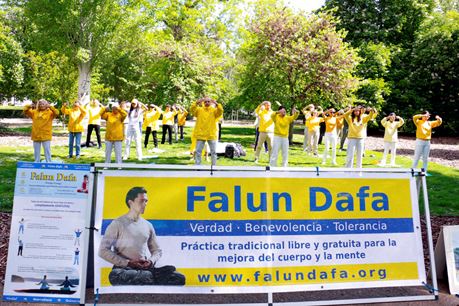 Image for article Madri, Espanha: Os praticantes agradecem ao fundador por sua compaixão no Dia Mundial Falun Dafa