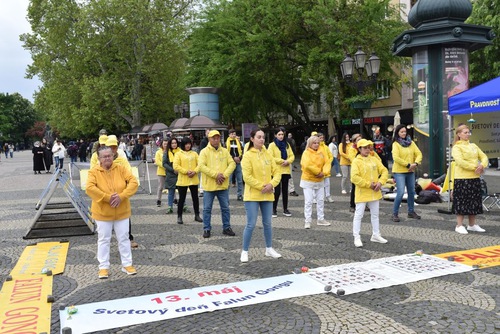 Image for article Eslováquia: Praticantes realizam evento comemorando o Dia Mundial do Falun Dafa, membro do Conselho Nacional discursa e oferece apoio