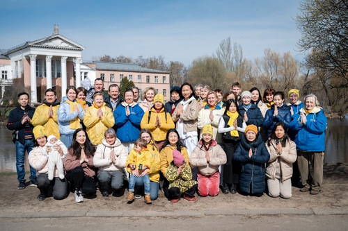 Image for article Moscou, Rússia: Praticantes expressam sua gratidão ao fundador do Falun Dafa em 13 de maio, Dia Mundial do Falun Dafa