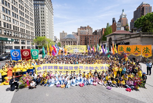 Image for article Nova York: Praticantes celebram o Dia Mundial do Falun Dafa com música e dança em Manhattan