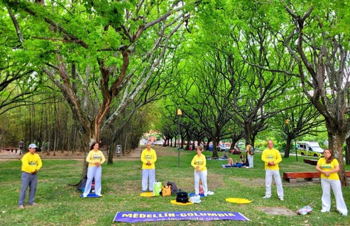 Image for article Cidade de Medellín, Colômbia: Praticantes celebram o Dia Mundial do Falun Dafa