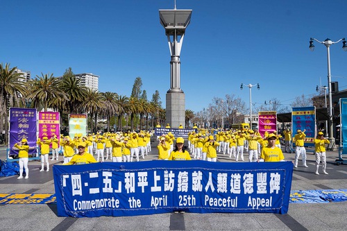 Image for article São Francisco: Pessoas expressam seu apoio ao Falun Dafa durante atividades realizadas para comemorar o apelo de 25 de abril