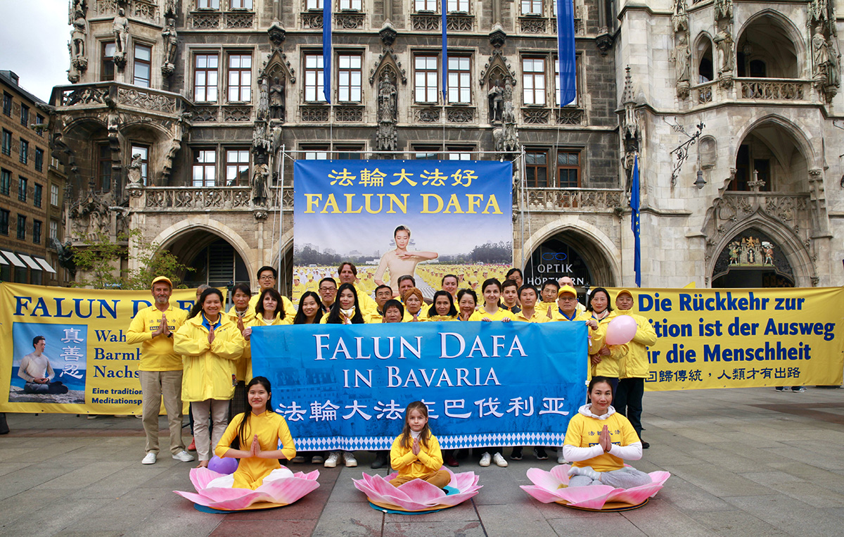 Image for article ​Jovens em Munique aprendem os exercícios durante as celebrações do Dia Mundial do Falun Dafa
