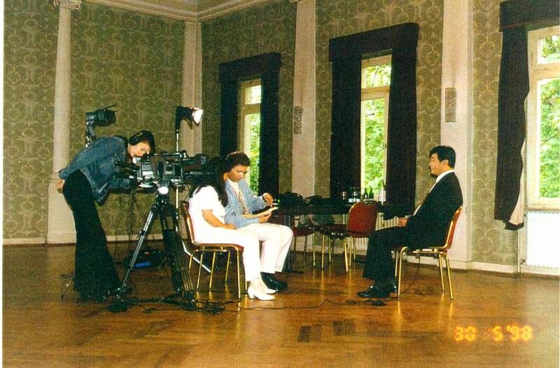 Image for article ​Alemanha: Relembrando a introdução do Falun Dafa em Frankfurt há 25 anos