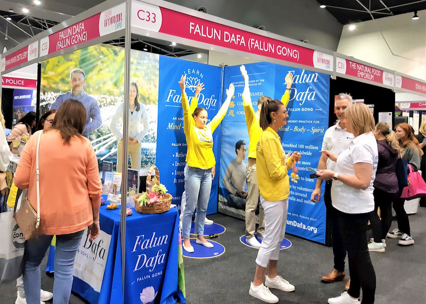 Image for article Perth, Austrália: visitantes de exposição ficam impressionados com a “energia esplêndida” do Falun Dafa