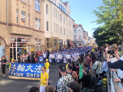 Image for article Bielefeld, Alemanha: o Falun Dafa é bem recebido no Festival Cultural