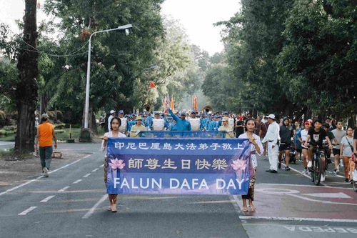 Image for article Bali, Indonésia: Praticantes comemoram o Dia Mundial do Falun Dafa com um desfile