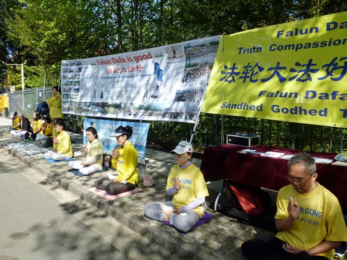 Image for article Dinamarca: Comemorando o Dia Mundial do Falun Dafa, moradores locais dão seu apoio para acabar com a perseguição