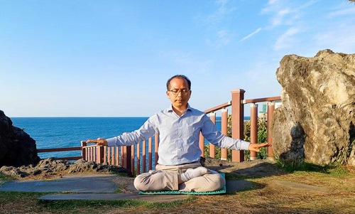 Image for article Finalmente encontrei meu verdadeiro Mestre: Um monge coreano retorna à vida secular para praticar o Falun Dafa