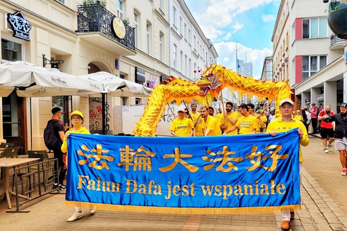 Image for article Polônia: Praticantes realizam desfile para celebrar o Dia do Falun Dafa e agradecer ao Mestre