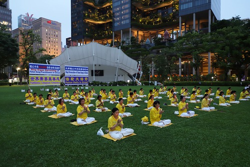 Image for article Cingapura: Praticantes se reúnem e fazem vigília à luz de velas para protestar pacificamente contra a perseguição de 24 anos ao Falun Dafa