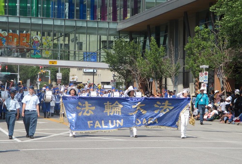 Image for article Canadá: Espectadores apreciam a presença do Falun Dafa no Calgary Stampede Parade