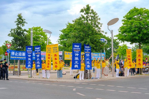 Image for article Alemanha: Praticantes expõem a perseguição ao Falun Dafa durante a visita do primeiro-ministro do PCC